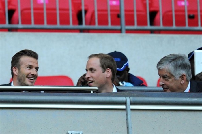 David Beckham, Hoàng tử William và chủ tịch FA David Bernstein theo dõi trận bóng đá nam giữa Olympic Liên hiệp Anh và Olympic UAE.